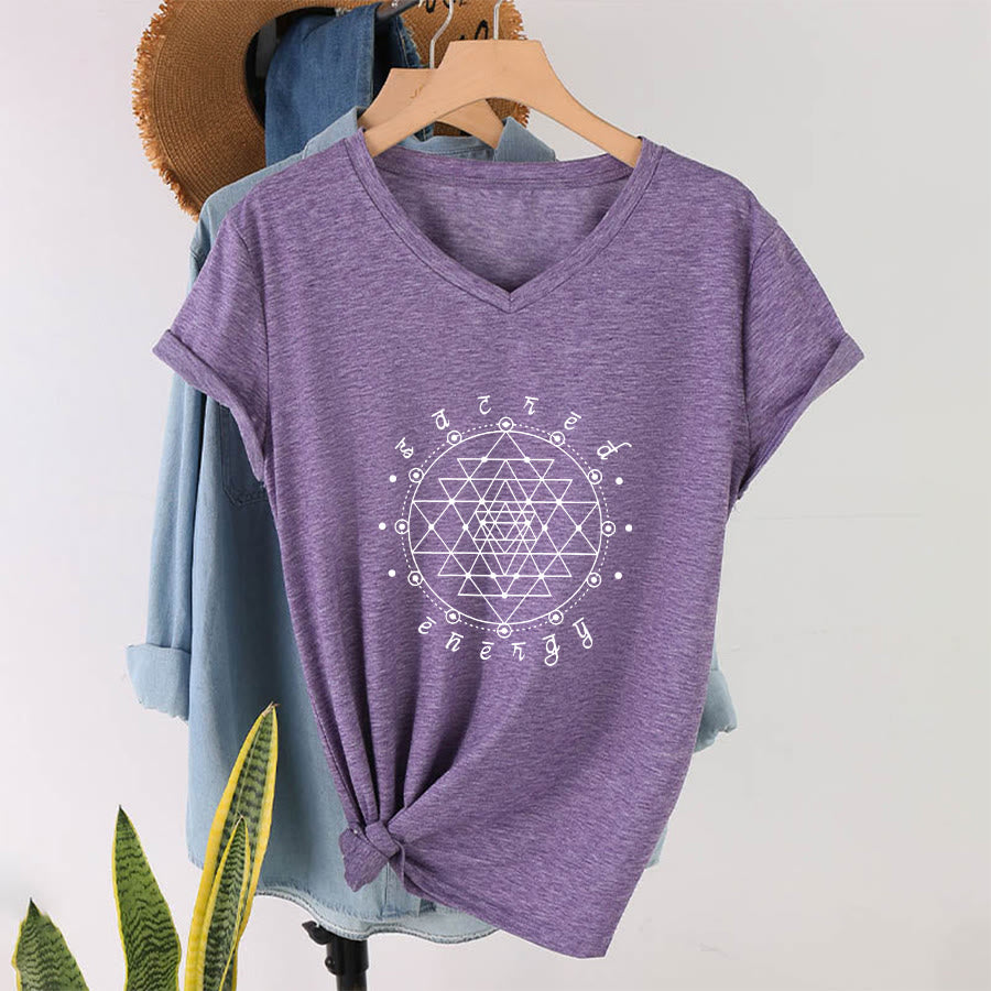 T-shirt Olivenorma con scollo a V e grafica "Energia Sacra" e geometria sacra. - image 37