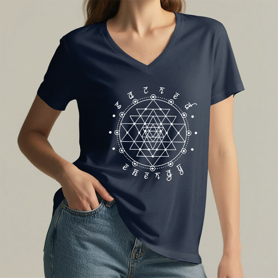 T-shirt Olivenorma con scollo a V e grafica "Energia Sacra" e geometria sacra. - image 20