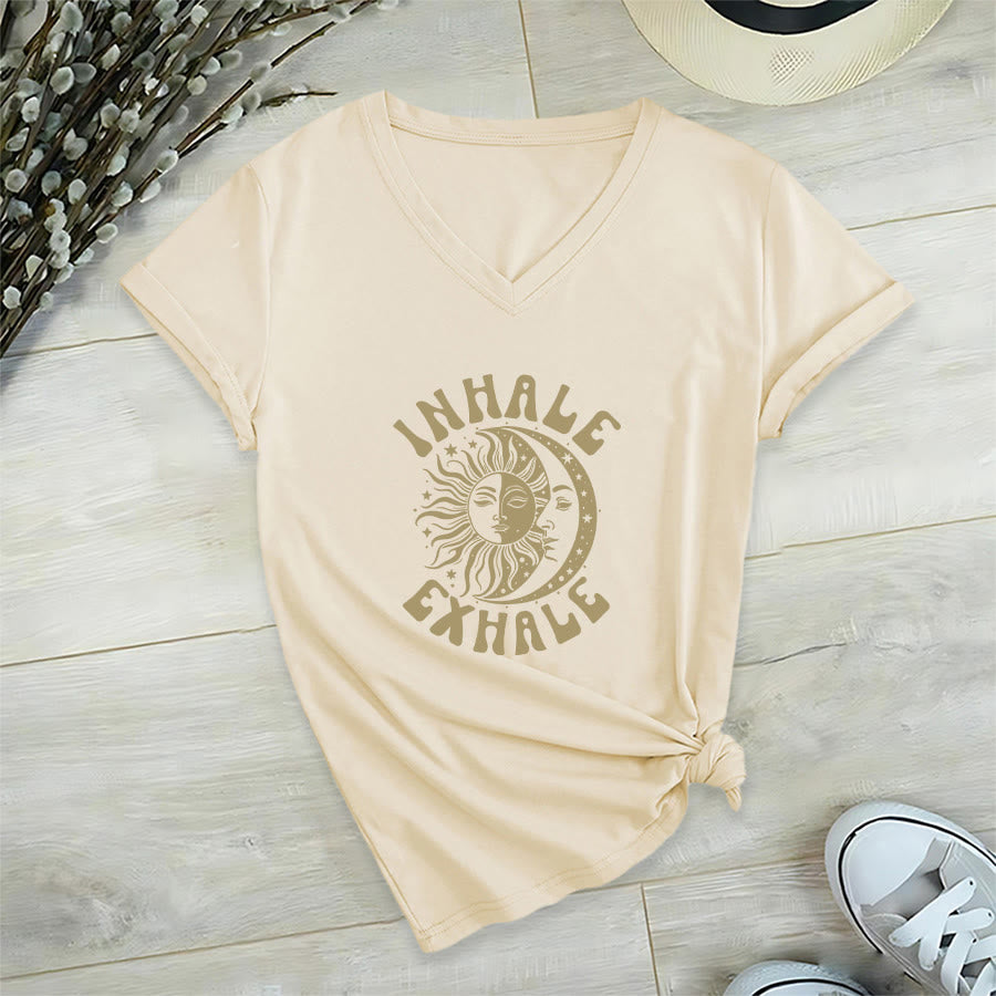 T-shirt Olivenorma Boho Sun Moon con grafica "Inhale Exhale" e scollo a V. - Cachi - 2XL - image 3