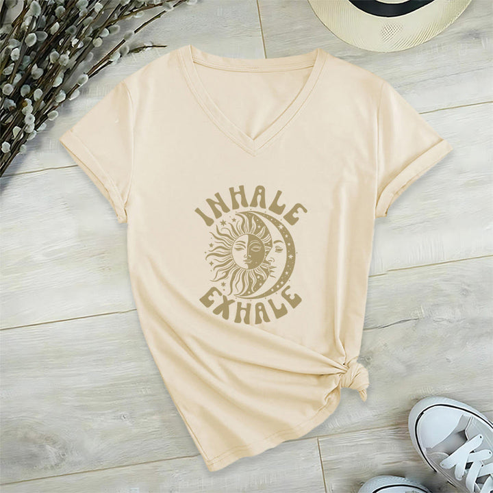 T-shirt Olivenorma Boho Sun Moon con grafica "Inhale Exhale" e scollo a V. - Cachi - 2XL - image 3
