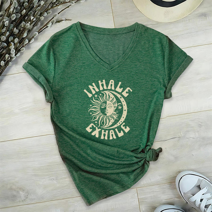 T-shirt Olivenorma Boho Sun Moon con grafica "Inhale Exhale" e scollo a V. - Verde scuro - 2XL - image 24