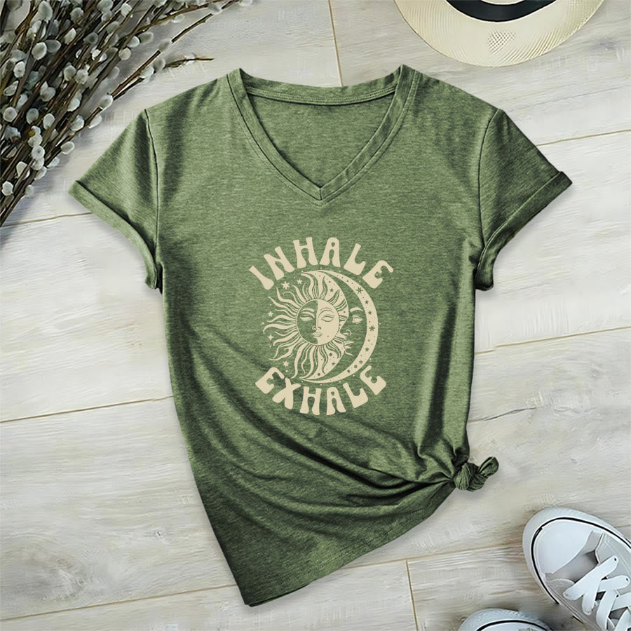 T-shirt Olivenorma Boho Sun Moon con grafica "Inhale Exhale" e scollo a V. - Verde oliva - 2XL - image 0
