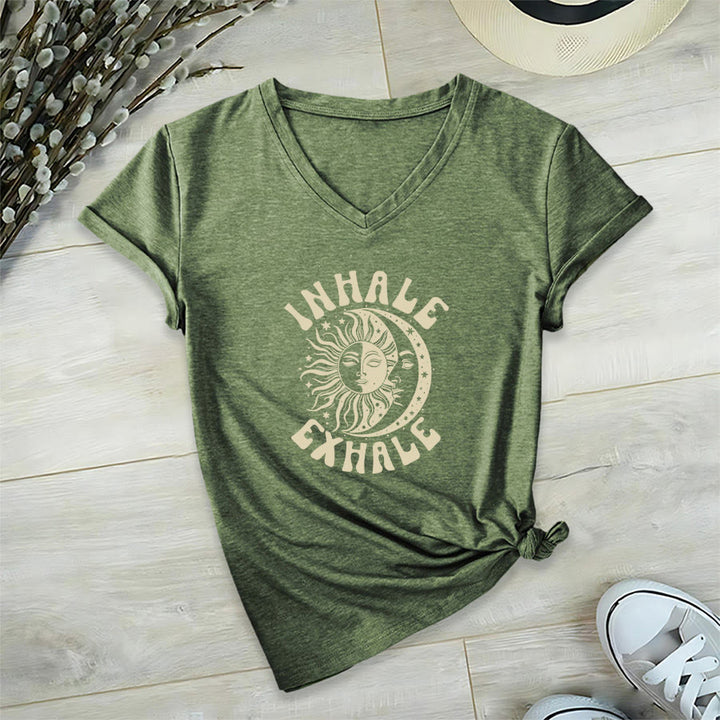 T-shirt Olivenorma Boho Sun Moon con grafica "Inhale Exhale" e scollo a V. - Verde oliva - 2XL - image 0