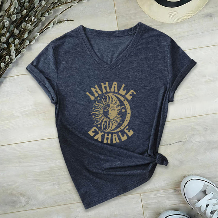 T-shirt Olivenorma Boho Sun Moon con grafica "Inhale Exhale" e scollo a V. - Blu navy - 2XL - image 21