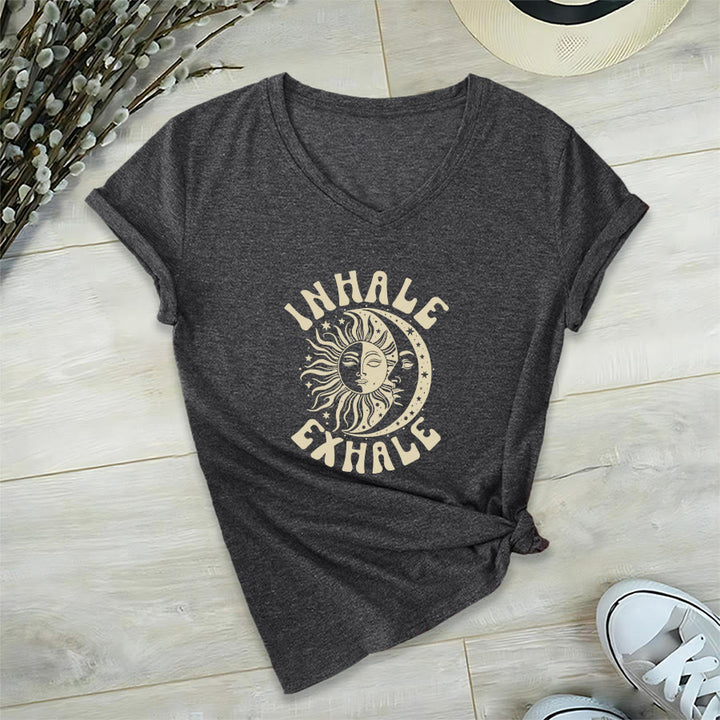 T-shirt Olivenorma Boho Sun Moon con grafica "Inhale Exhale" e scollo a V. - Grigio - 2XL - image 15