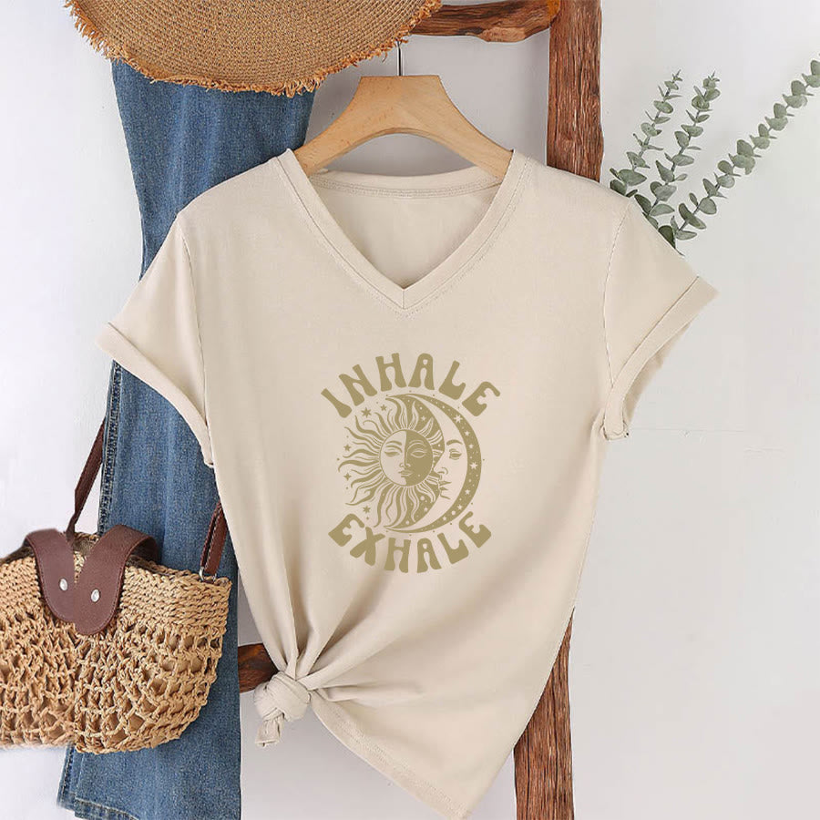 T-shirt Olivenorma Boho Sun Moon con grafica "Inhale Exhale" e scollo a V. - image 4