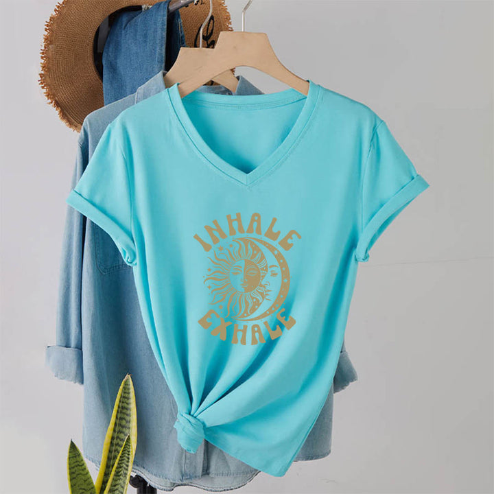 T-shirt Olivenorma Boho Sun Moon con grafica "Inhale Exhale" e scollo a V. - image 10