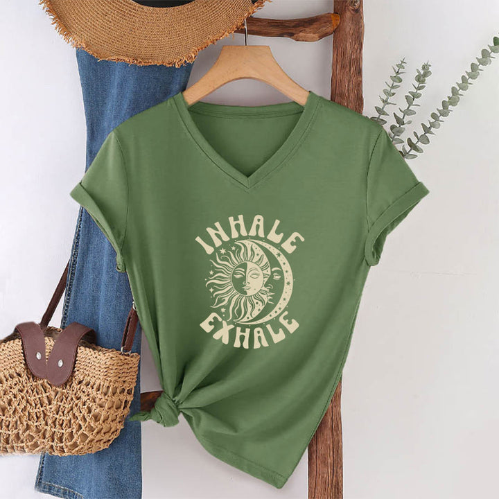 T-shirt Olivenorma Boho Sun Moon con grafica "Inhale Exhale" e scollo a V. - image 1
