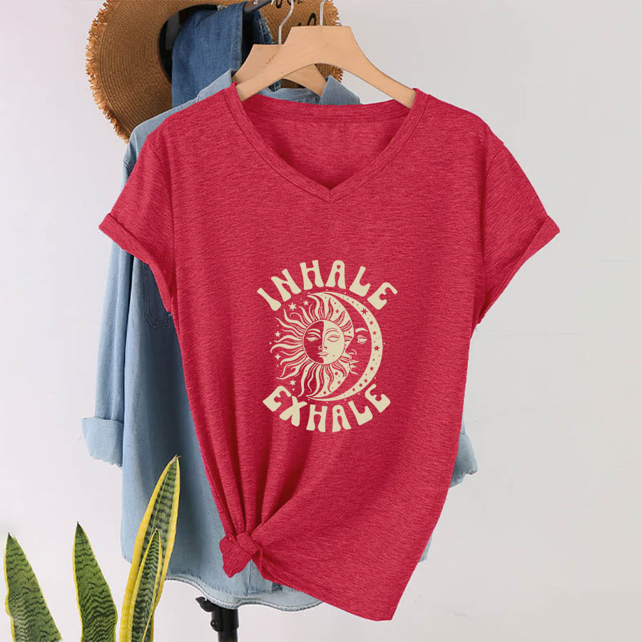 T-shirt Olivenorma Boho Sun Moon con grafica "Inhale Exhale" e scollo a V. - image 28