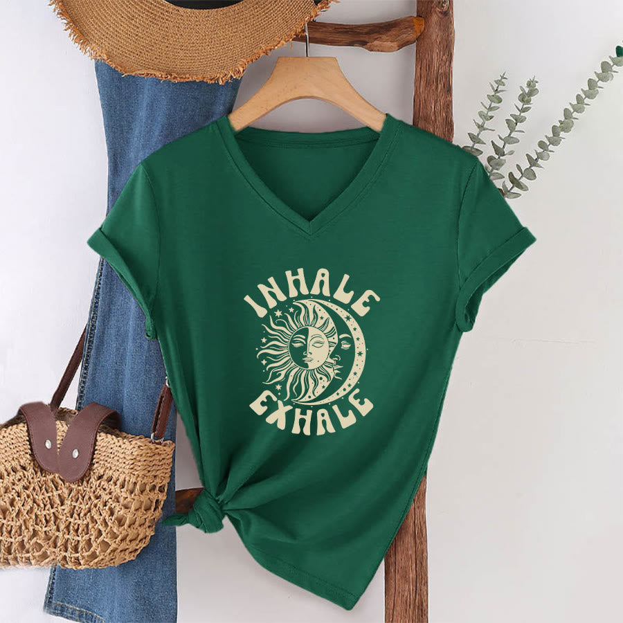 T-shirt Olivenorma Boho Sun Moon con grafica "Inhale Exhale" e scollo a V. - image 25