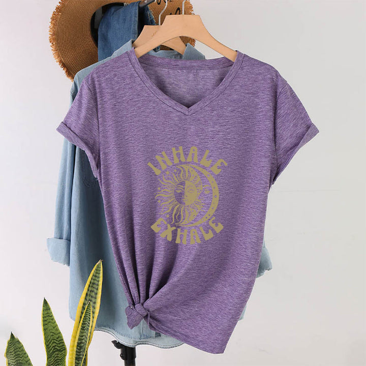 T-shirt Olivenorma Boho Sun Moon con grafica "Inhale Exhale" e scollo a V. - image 37