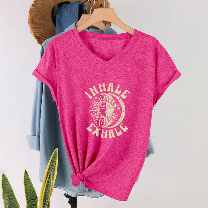 T-shirt Olivenorma Boho Sun Moon con grafica "Inhale Exhale" e scollo a V. - image 34