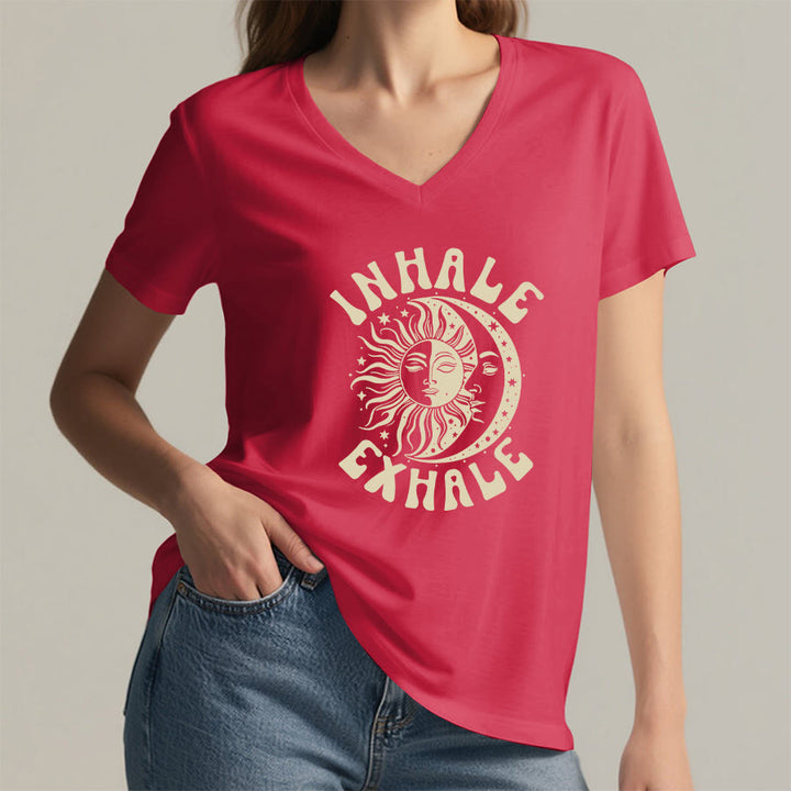 T-shirt Olivenorma Boho Sun Moon con grafica "Inhale Exhale" e scollo a V. - image 29