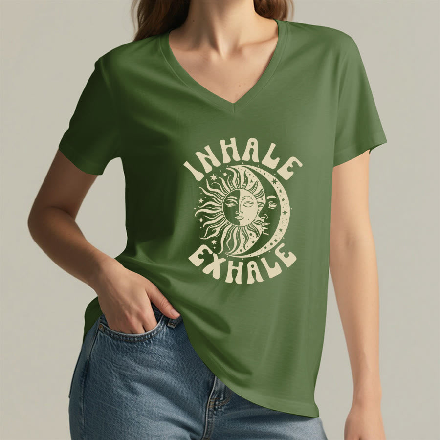 T-shirt Olivenorma Boho Sun Moon con grafica "Inhale Exhale" e scollo a V. - image 2