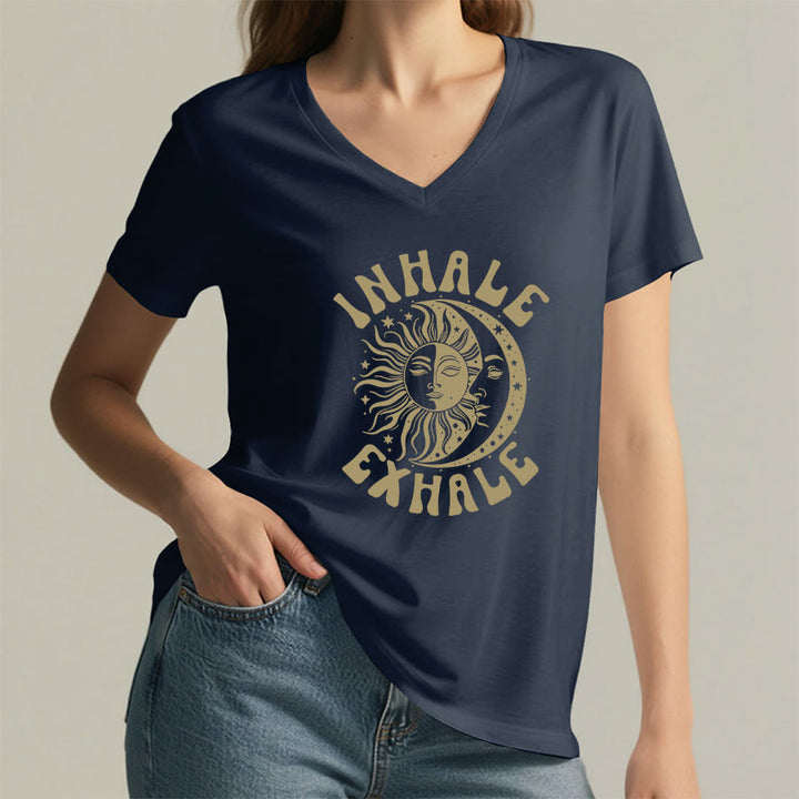 T-shirt Olivenorma Boho Sun Moon con grafica "Inhale Exhale" e scollo a V. - image 23