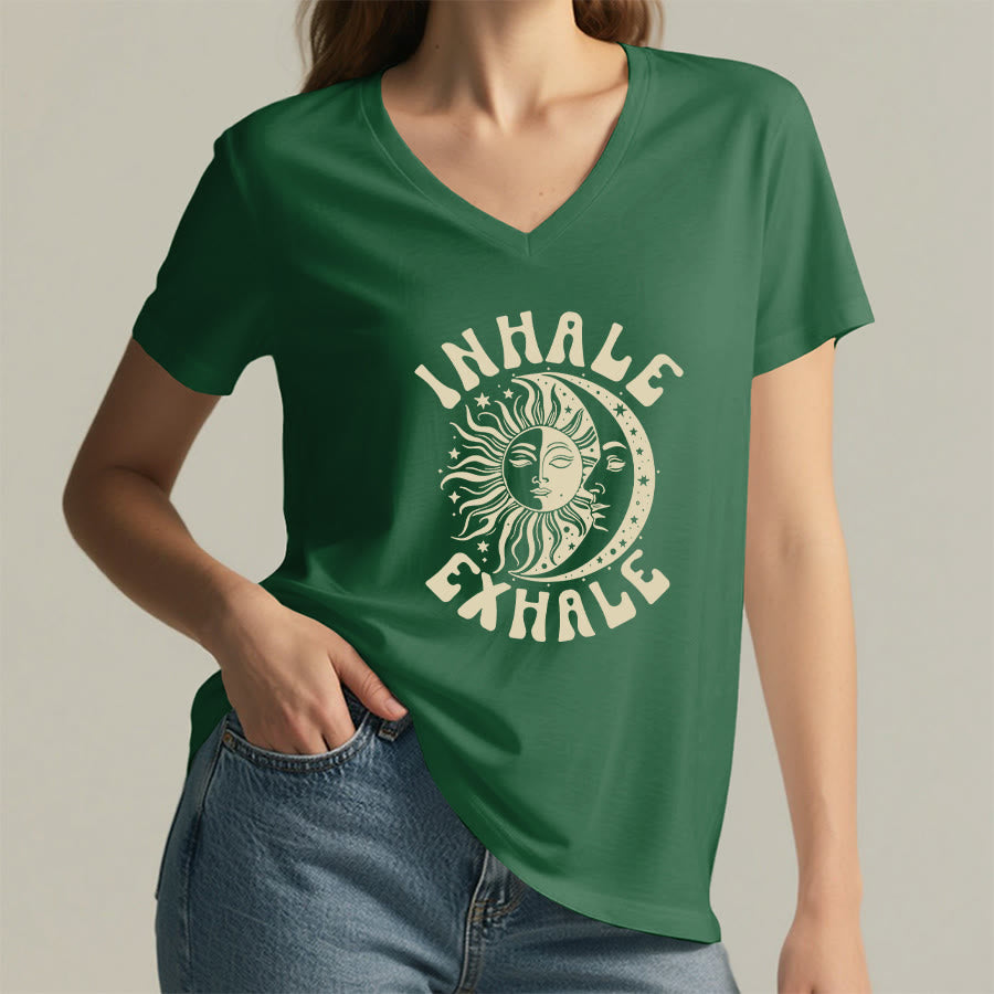 T-shirt Olivenorma Boho Sun Moon con grafica "Inhale Exhale" e scollo a V. - image 26