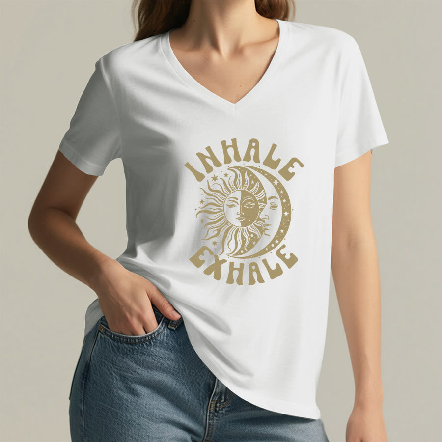 T-shirt Olivenorma Boho Sun Moon con grafica "Inhale Exhale" e scollo a V. - image 20