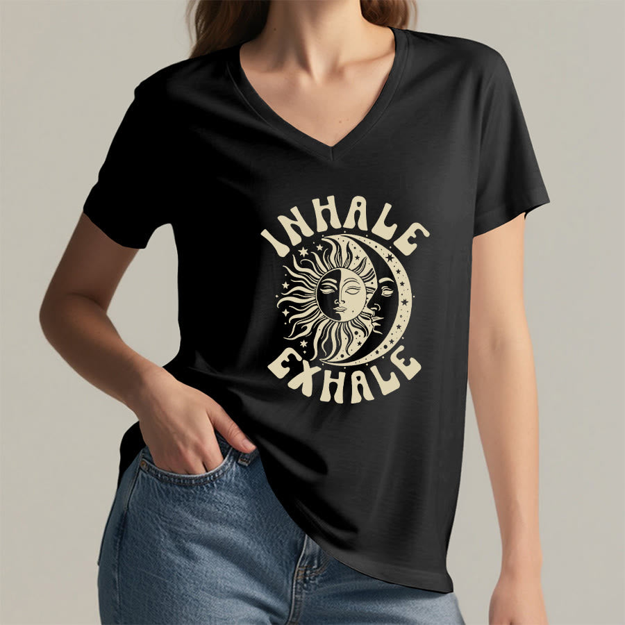T-shirt Olivenorma Boho Sun Moon con grafica "Inhale Exhale" e scollo a V. - image 14