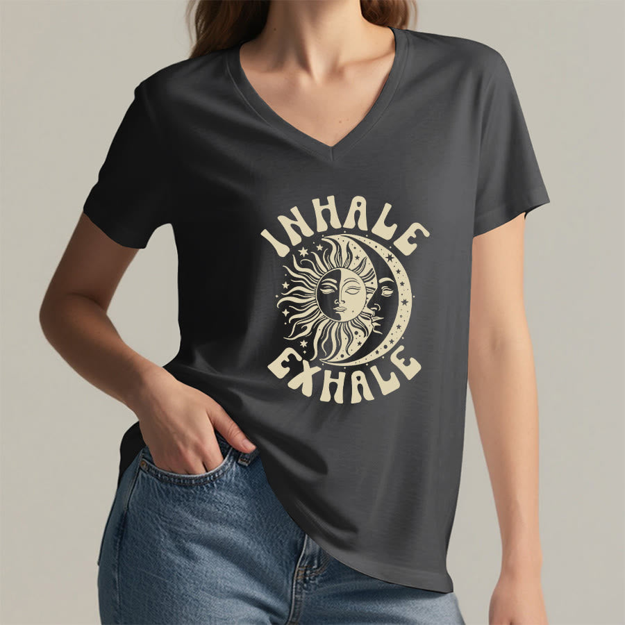 T-shirt Olivenorma Boho Sun Moon con grafica "Inhale Exhale" e scollo a V. - image 17