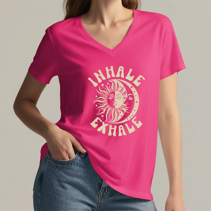 T-shirt Olivenorma Boho Sun Moon con grafica "Inhale Exhale" e scollo a V. - image 35
