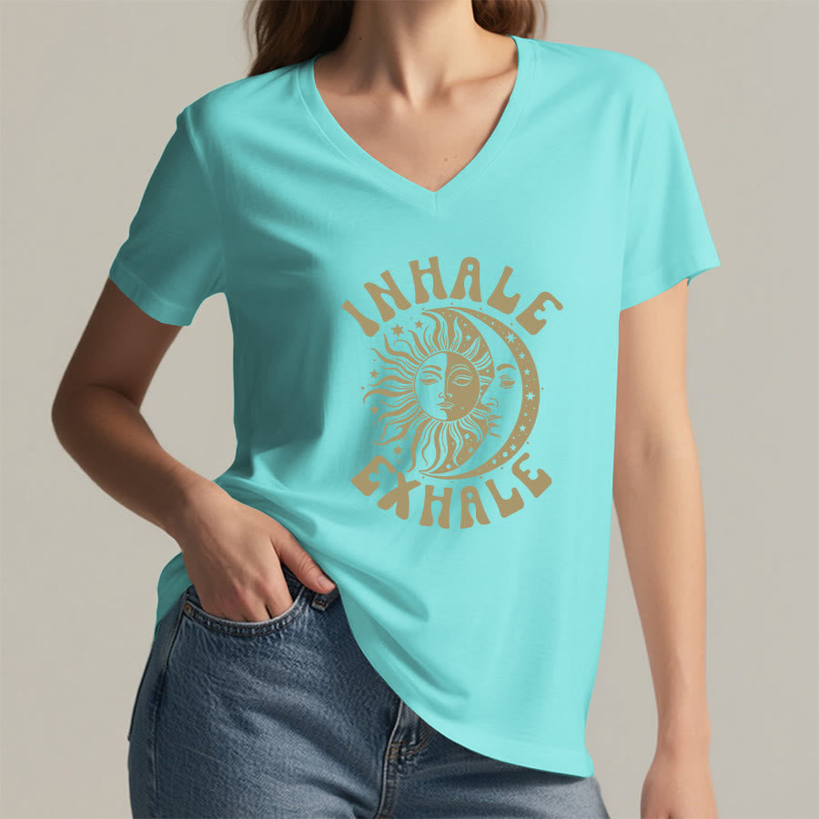 T-shirt Olivenorma Boho Sun Moon con grafica "Inhale Exhale" e scollo a V. - image 11