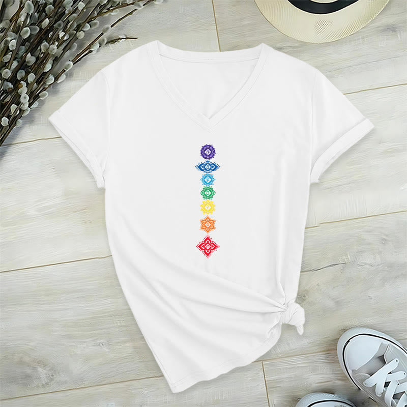 T-shirt da donna con scollo a V e grafica spirituale Olivenorma con mandala verticale dei sette chakra. - Bianco - 2XL - image 18