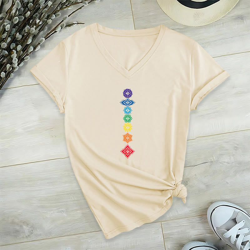 T-shirt da donna con scollo a V e grafica spirituale Olivenorma con mandala verticale dei sette chakra. - Cachi - 2XL - image 6