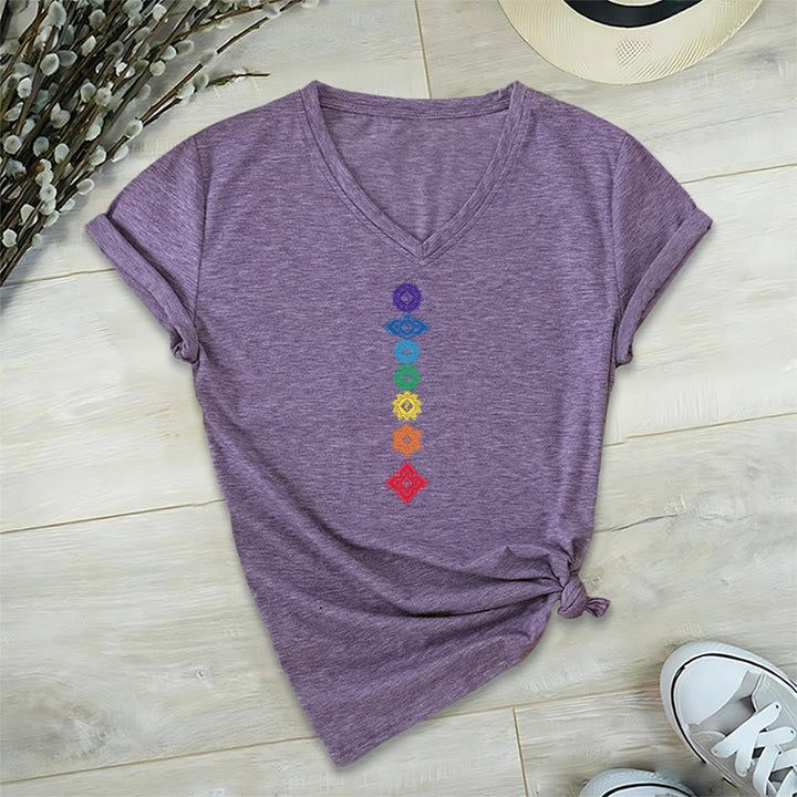 T-shirt da donna con scollo a V e grafica spirituale Olivenorma con mandala verticale dei sette chakra. - Viola - 2XL - image 36