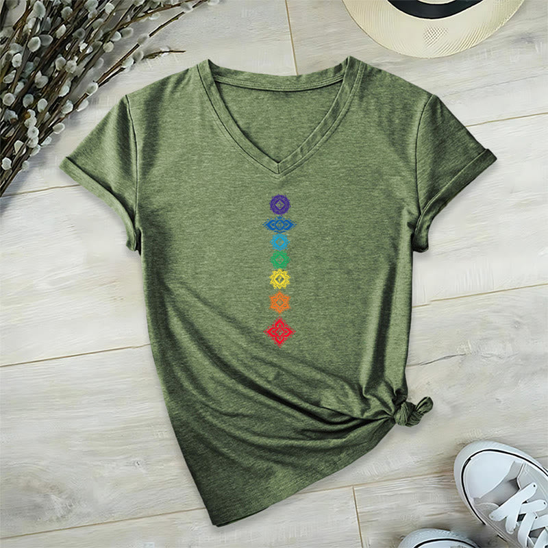 T-shirt da donna con scollo a V e grafica spirituale Olivenorma con mandala verticale dei sette chakra. - Verde oliva - 2XL - image 3