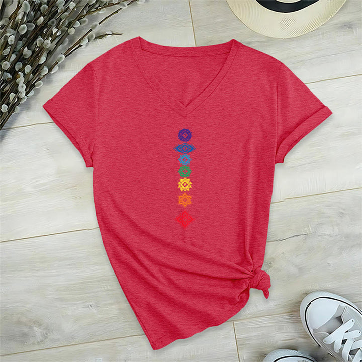 T-shirt da donna con scollo a V e grafica spirituale Olivenorma con mandala verticale dei sette chakra. - Rosso - 2XL - image 27