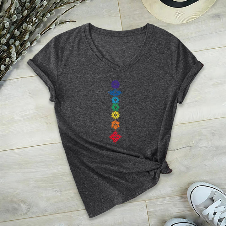 T-shirt da donna con scollo a V e grafica spirituale Olivenorma con mandala verticale dei sette chakra. - Grigio - 2XL - image 0