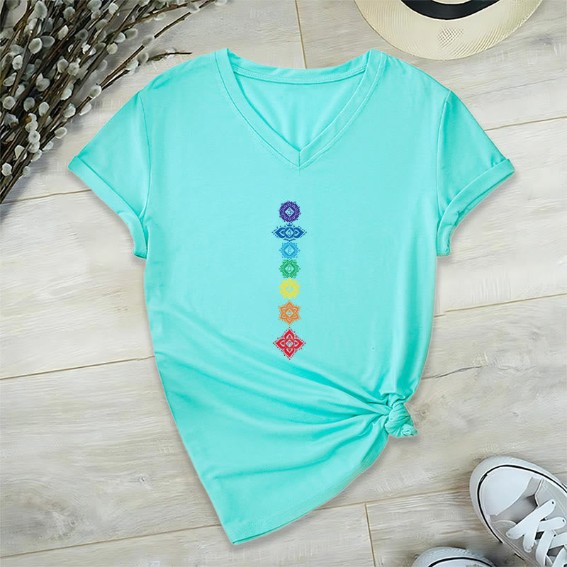 T-shirt da donna con scollo a V e grafica spirituale Olivenorma con mandala verticale dei sette chakra. - Lago Blu - 2XL - image 12
