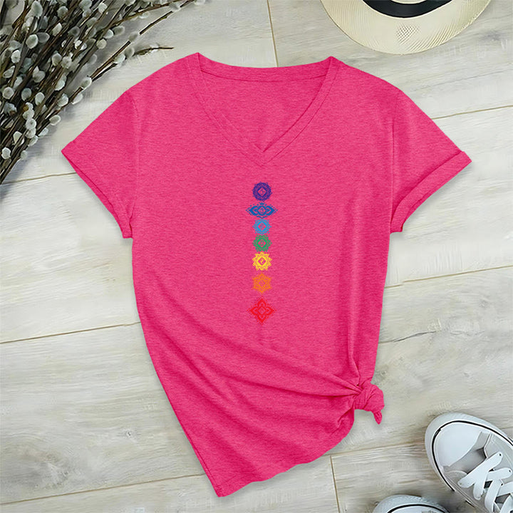 T-shirt da donna con scollo a V e grafica spirituale Olivenorma con mandala verticale dei sette chakra. - Rosso rosa - 2XL - image 33