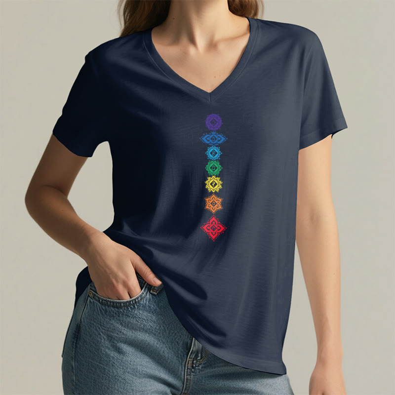 T-shirt da donna con scollo a V e grafica spirituale Olivenorma con mandala verticale dei sette chakra. - image 22
