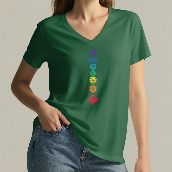 T-shirt da donna con scollo a V e grafica spirituale Olivenorma con mandala verticale dei sette chakra. - image 25