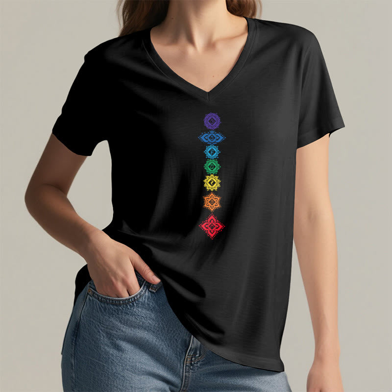 T-shirt da donna con scollo a V e grafica spirituale Olivenorma con mandala verticale dei sette chakra. - image 16