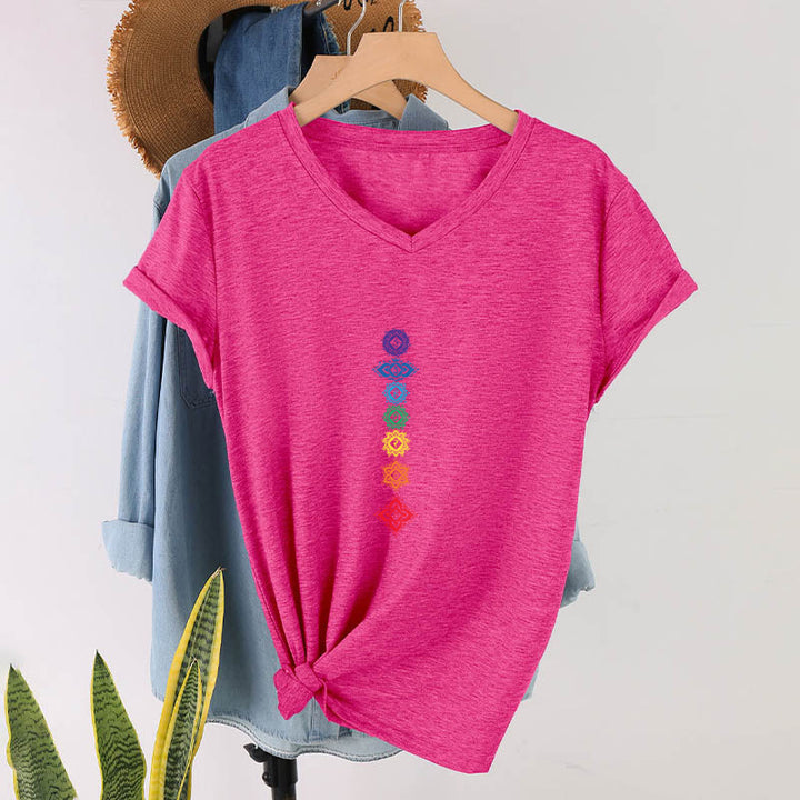T-shirt da donna con scollo a V e grafica spirituale Olivenorma con mandala verticale dei sette chakra. - image 35
