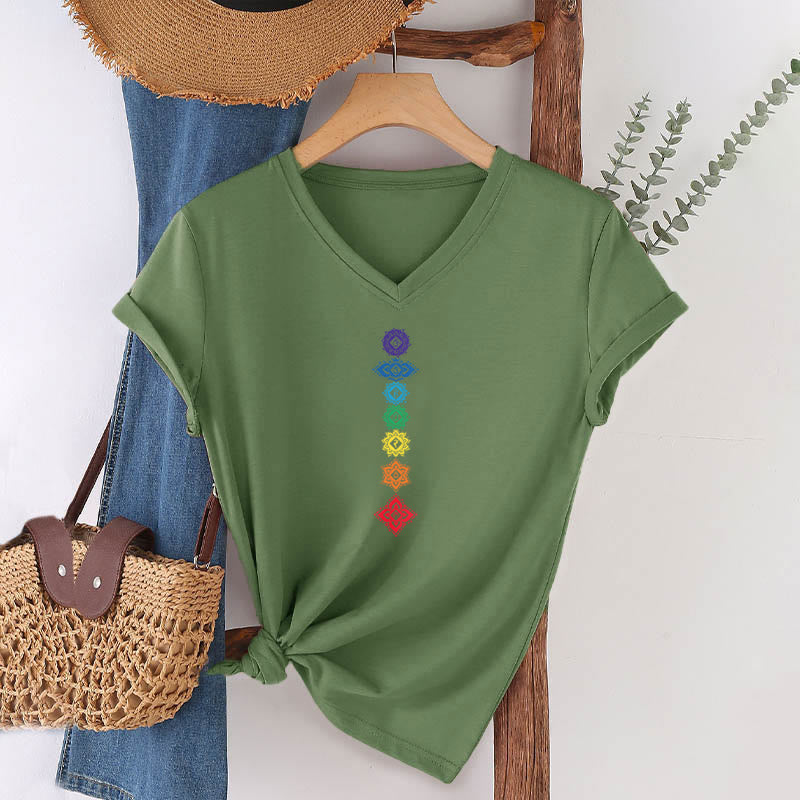 T-shirt da donna con scollo a V e grafica spirituale Olivenorma con mandala verticale dei sette chakra. - image 5