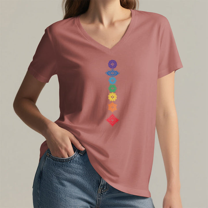 T-shirt da donna con scollo a V e grafica spirituale Olivenorma con mandala verticale dei sette chakra. - image 10