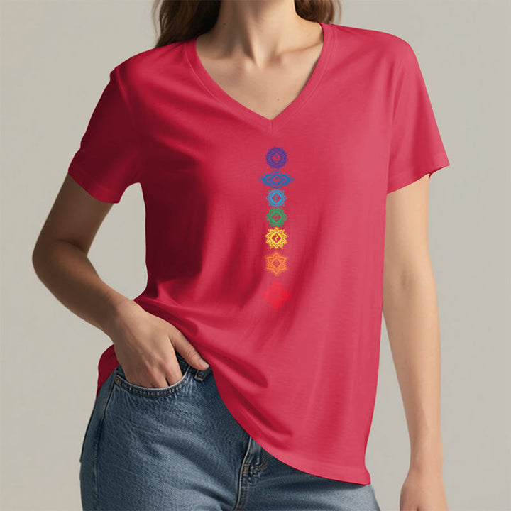 T-shirt da donna con scollo a V e grafica spirituale Olivenorma con mandala verticale dei sette chakra. - image 28