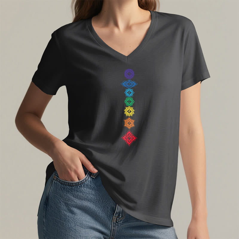 T-shirt da donna con scollo a V e grafica spirituale Olivenorma con mandala verticale dei sette chakra. - image 1