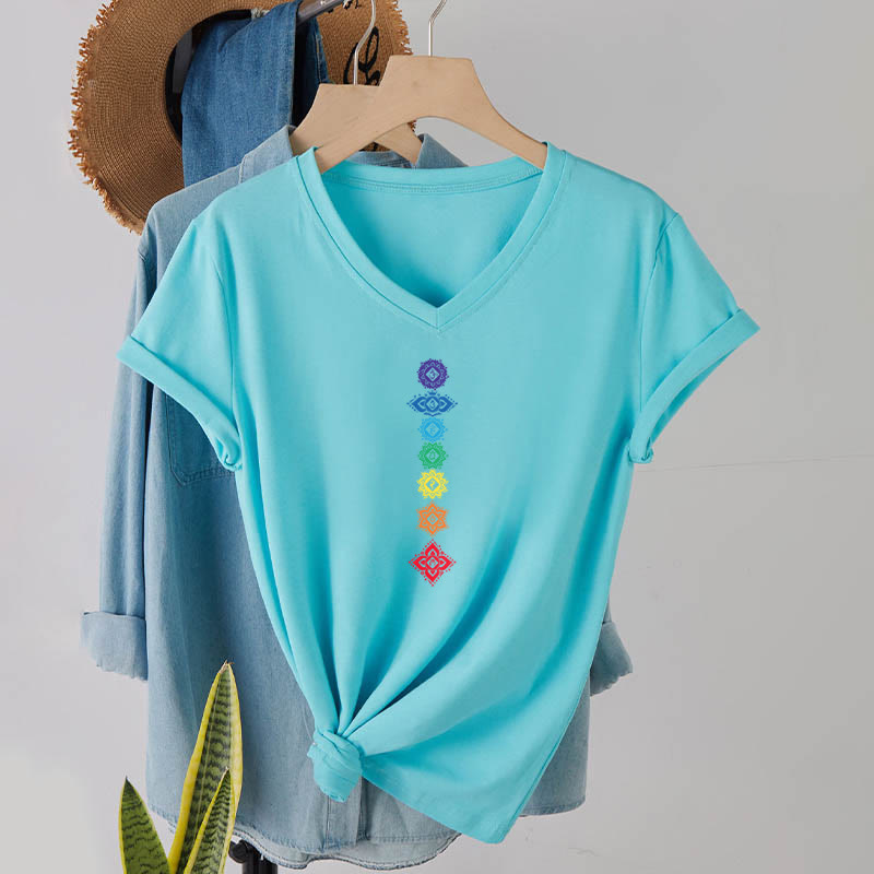 T-shirt da donna con scollo a V e grafica spirituale Olivenorma con mandala verticale dei sette chakra. - image 14