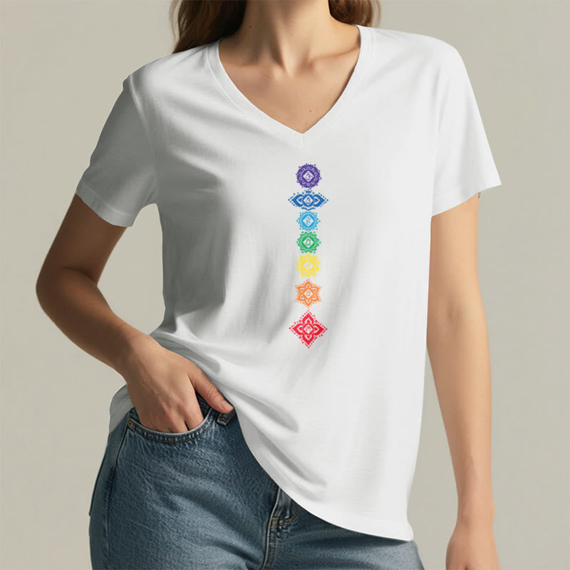 T-shirt da donna con scollo a V e grafica spirituale Olivenorma con mandala verticale dei sette chakra. - image 19