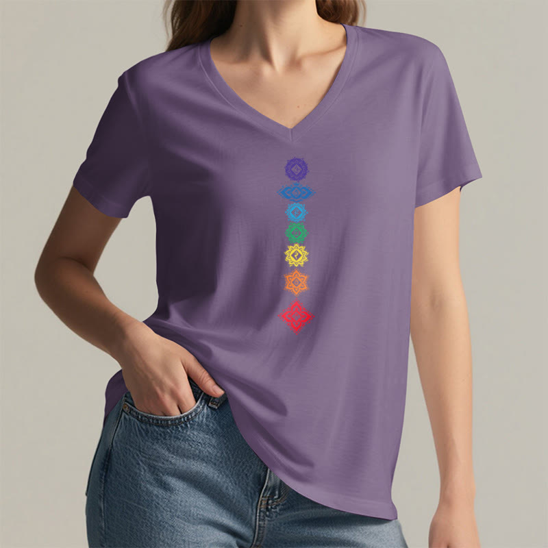 T-shirt da donna con scollo a V e grafica spirituale Olivenorma con mandala verticale dei sette chakra. - image 37