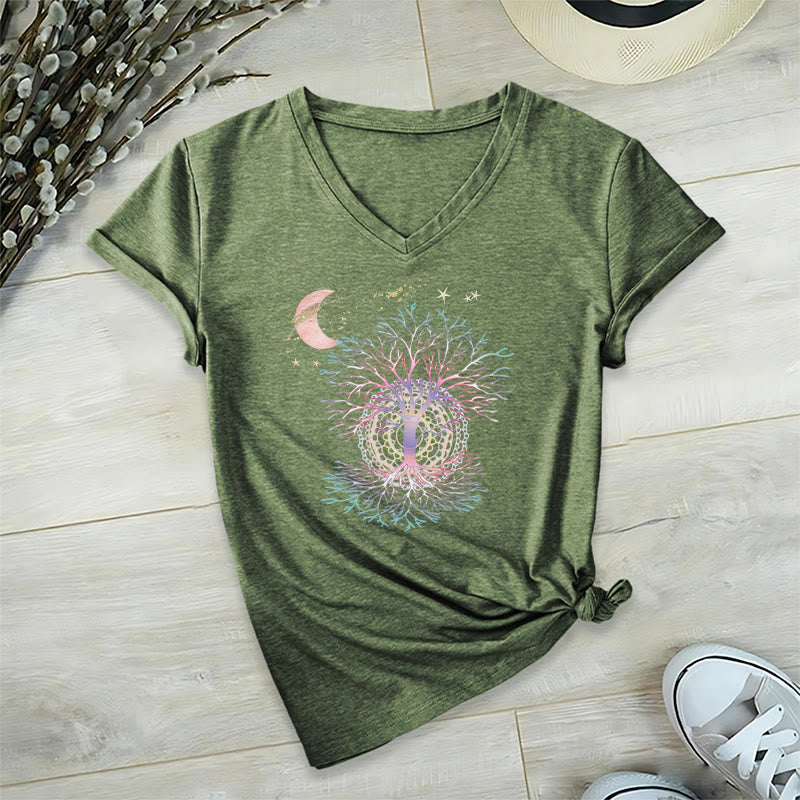 T-shirt da donna con scollo a V Olivenorma Boho con stampa luna crescente, stella, galassia e albero della vita. - Verde oliva - 2XL - image 3