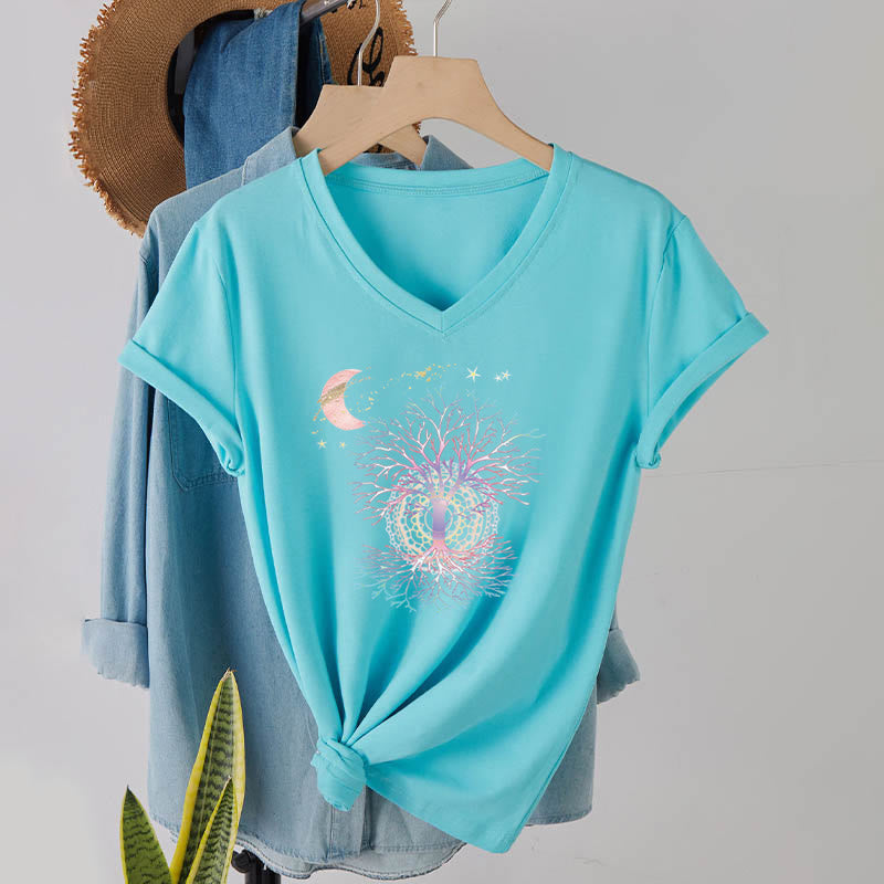 T-shirt da donna con scollo a V Olivenorma Boho con stampa luna crescente, stella, galassia e albero della vita. - image 13