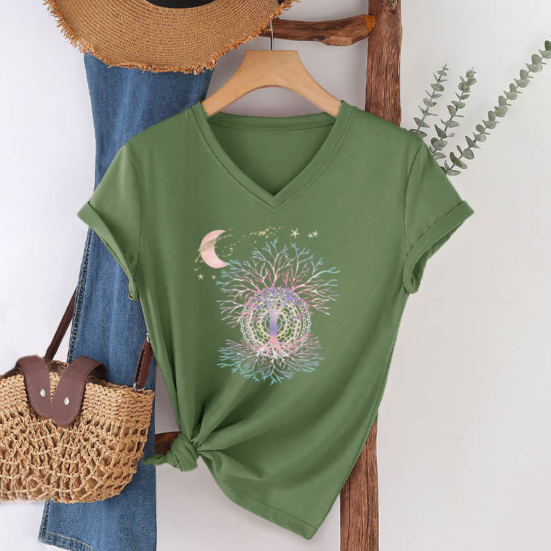 T-shirt da donna con scollo a V Olivenorma Boho con stampa luna crescente, stella, galassia e albero della vita. - image 4