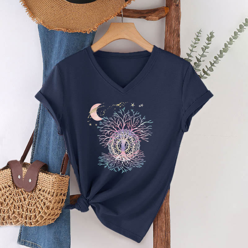 T-shirt da donna con scollo a V Olivenorma Boho con stampa luna crescente, stella, galassia e albero della vita. - image 22
