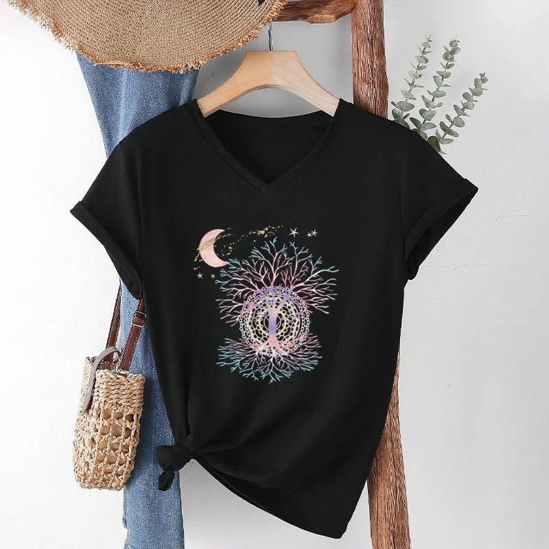T-shirt da donna con scollo a V Olivenorma Boho con stampa luna crescente, stella, galassia e albero della vita. - image 16
