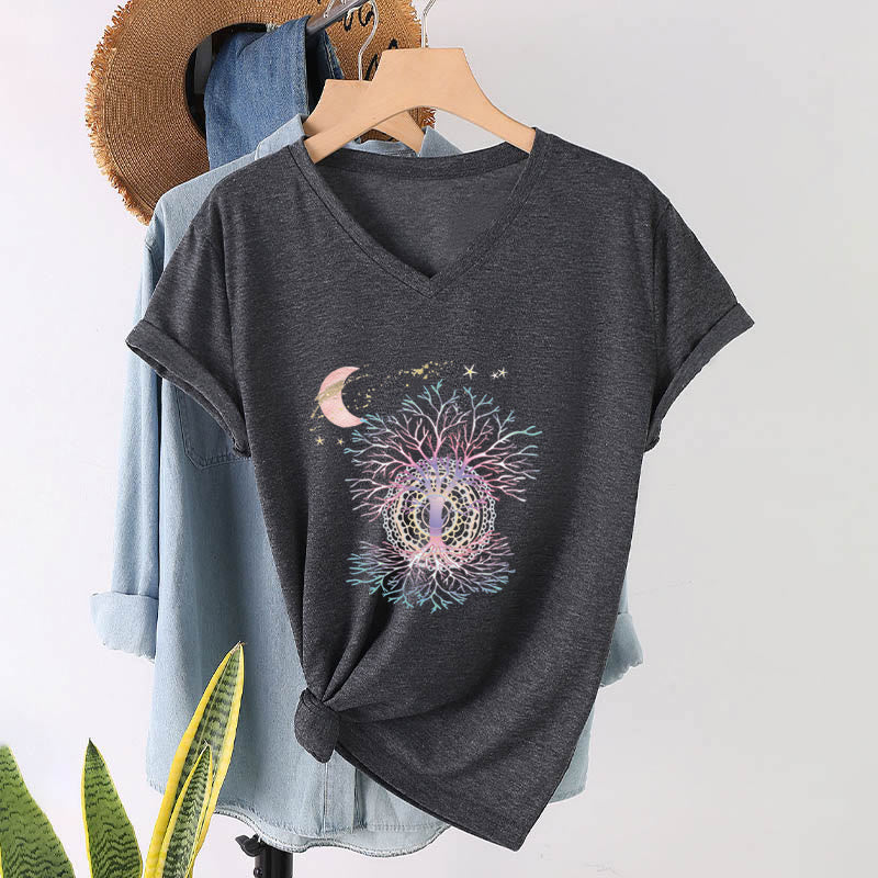 T-shirt da donna con scollo a V Olivenorma Boho con stampa luna crescente, stella, galassia e albero della vita. - image 1